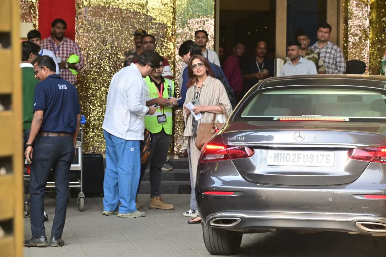 <p>Sonali Bendre was spotted at the airport in a relaxed, casual look, effortlessly blending comfort with style. She paired a simple top with comfortable bottoms, keeping accessories minimal.</p>